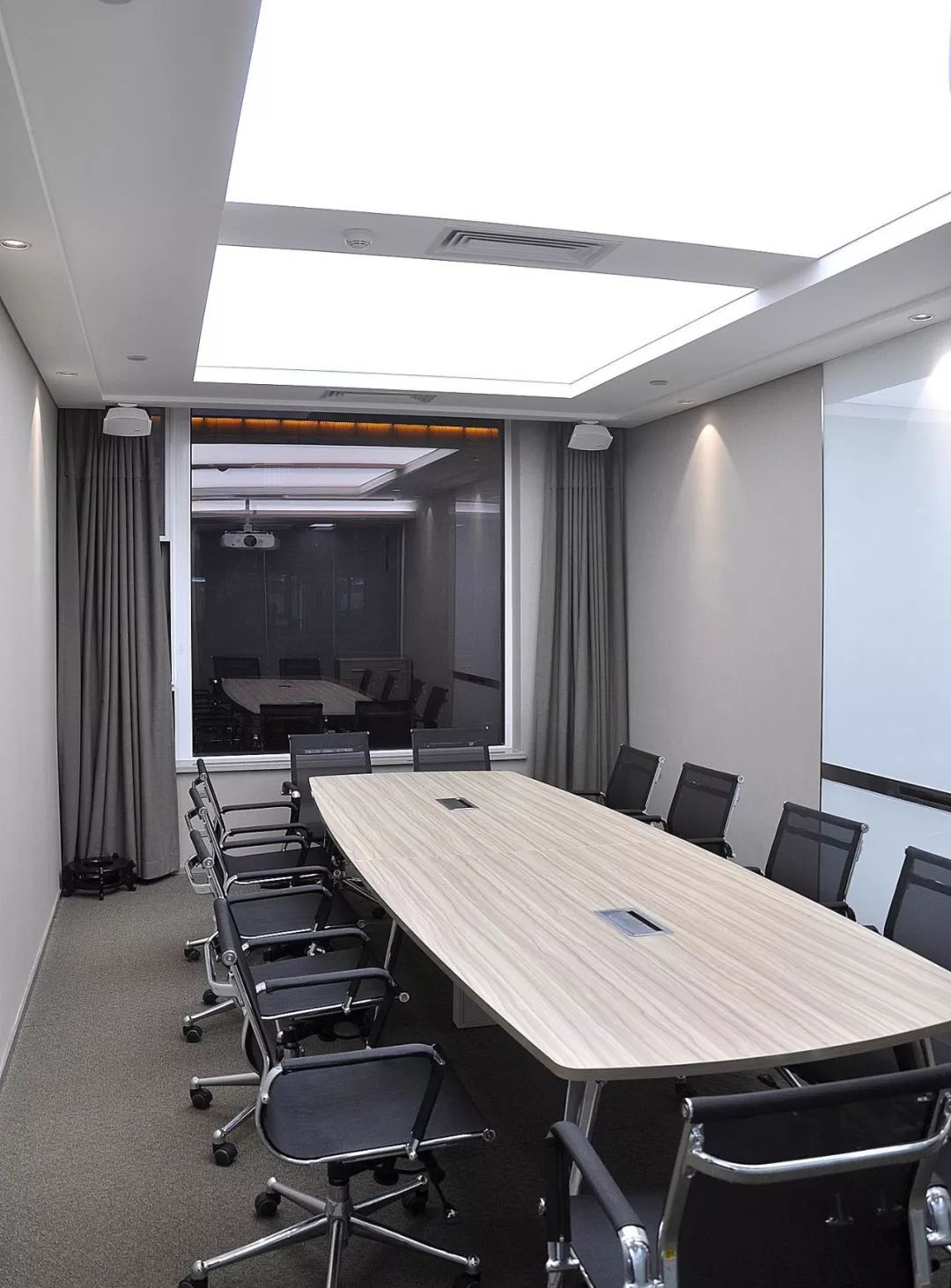 华腾世纪现代风办公室小型会议室装修效果图