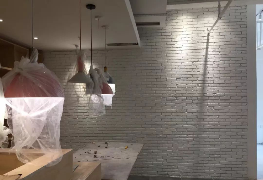 素色的办公室装修大厅实景图.jpg
