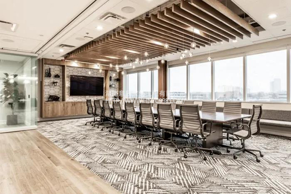 办公室装修案例：自然热情的办公空间，原木色与办公室装修的优雅邂逅！