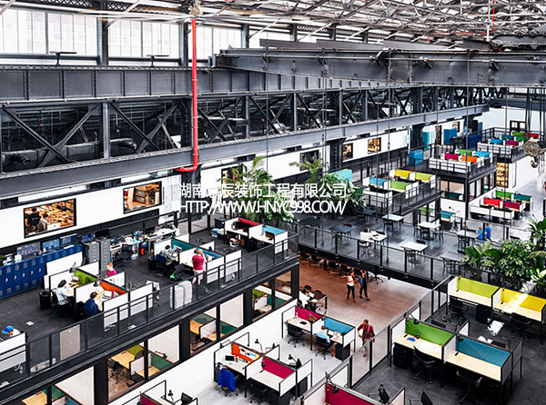 工厂办公室装修案例：色彩鲜明的工业风办公室，工厂办公也能多姿多彩！